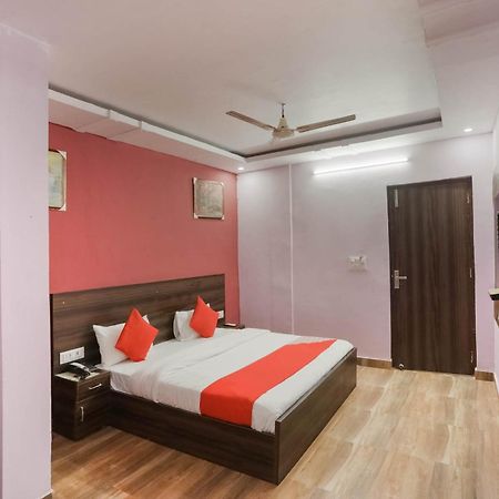 Hotel O Red Velvet Rooms & Banquet فريد آباد المظهر الخارجي الصورة