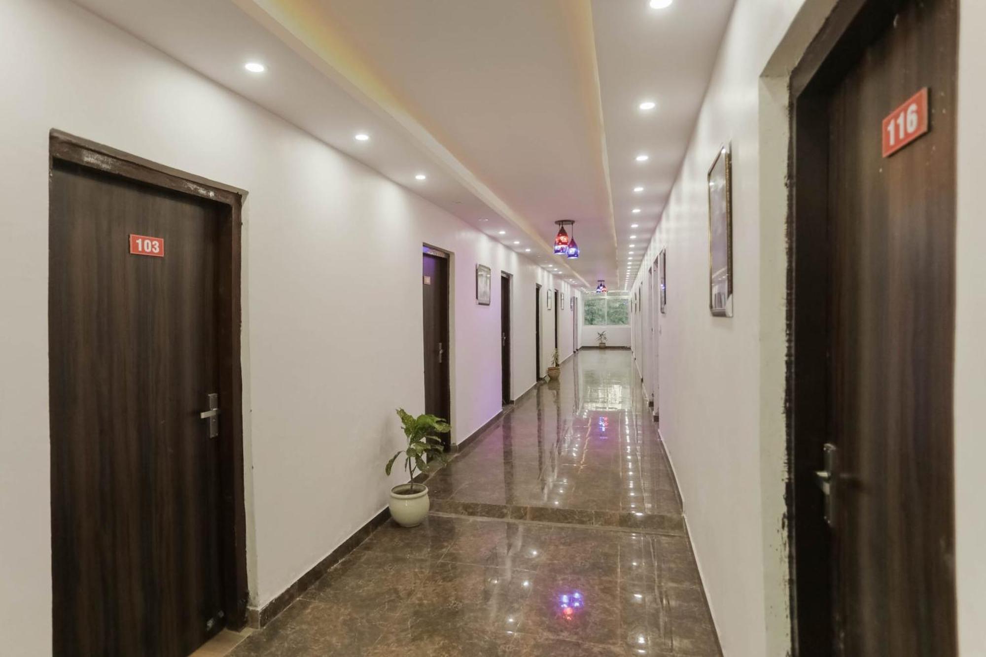 Hotel O Red Velvet Rooms & Banquet فريد آباد المظهر الخارجي الصورة
