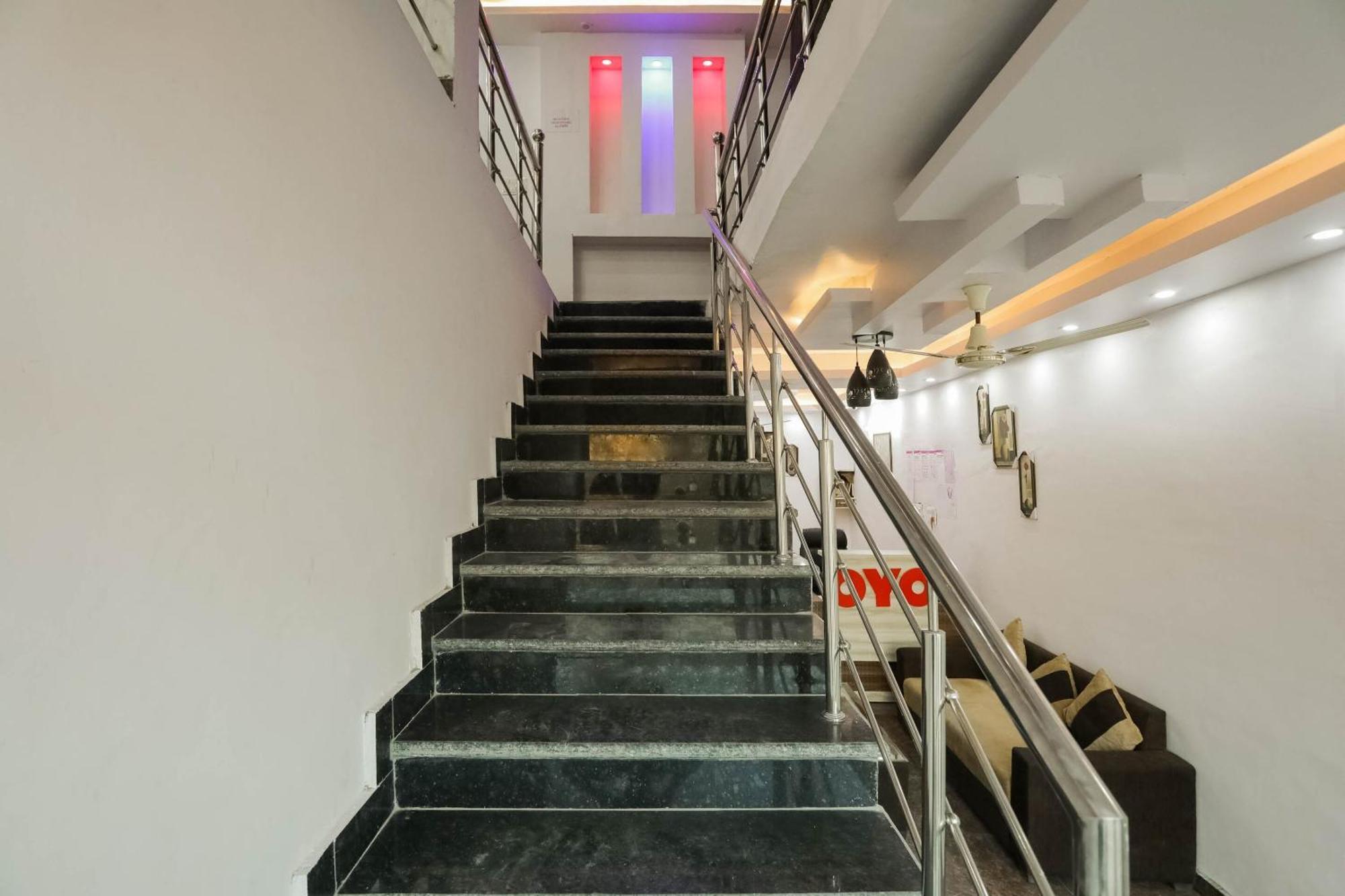 Hotel O Red Velvet Rooms & Banquet فريد آباد المظهر الخارجي الصورة